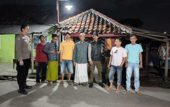 Bhabinkamtibmas Polsek Klari Sambangi Warga yang Sedang Ronda Malam di Bulan Suci Ramadhan