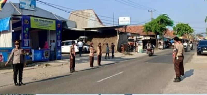 Tingkatkan Kelancaran, Personil Pos Pam Lakukan Gatur Lalin Arus Mudik