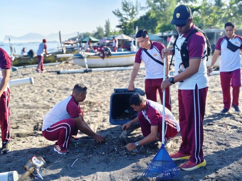 Bersih Pantai Cemara Lembar, Upaya Nyata Jaga Lingkungan Pesisir Lombok Barat