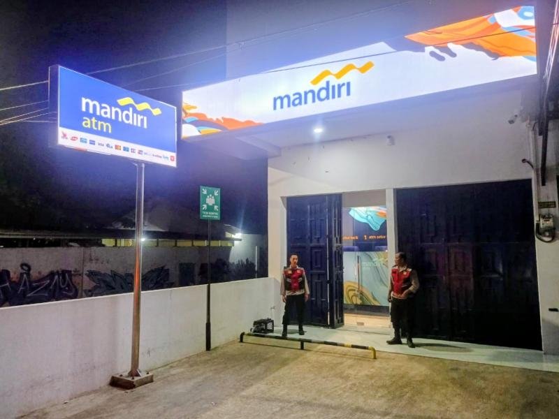 Anggota Polsek Batujaya Ciptakan Keamanan di Bank Mandiri Unit Batujaya