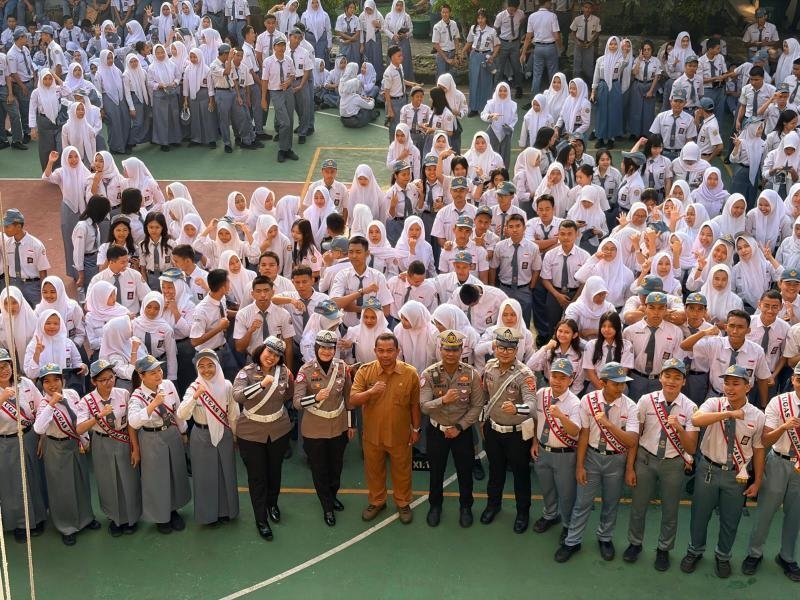 Satlantas Polres Karawang Laksanakan Kegiatan Police Goes to School di SMAN 5 Karawang