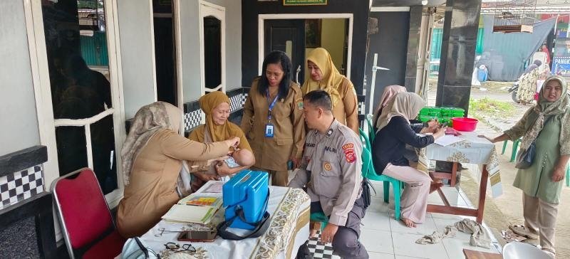 Komitmen Tekan Angka Stunting Di Wilayah kecamatan purwasari Bhabinkamtibmas Melaksanakan Kegiatan Posyandu