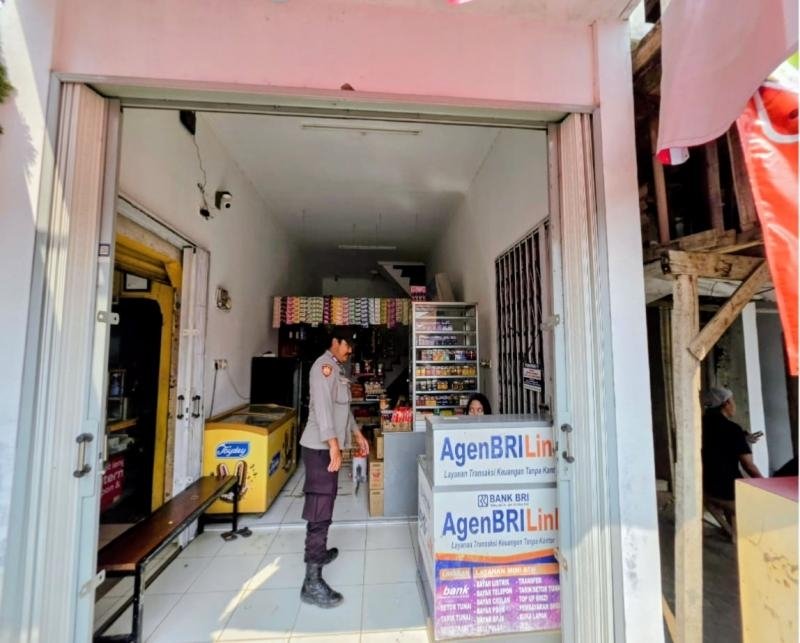 Personil Polsek Tegalwaru Patroli Siang Sambang Kios BRILink Loji Imbau Warga Waspada
