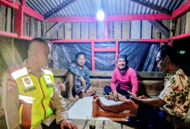 Bhabinkamtibmas Polsek Tegalwaru Sambang Warga Waru Ronda Imbau Waspada dan Peduli Kamtibmas