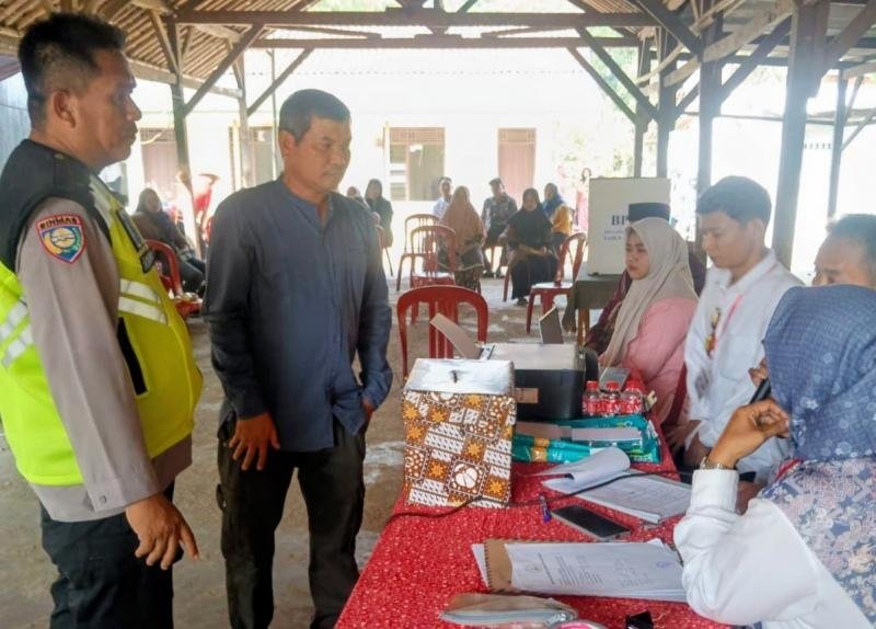 Bhabinkamtibmas Polsek Telagasari Kondusifkan Pemungutan Suara Pemilihan BPD Desa Pasirmukti