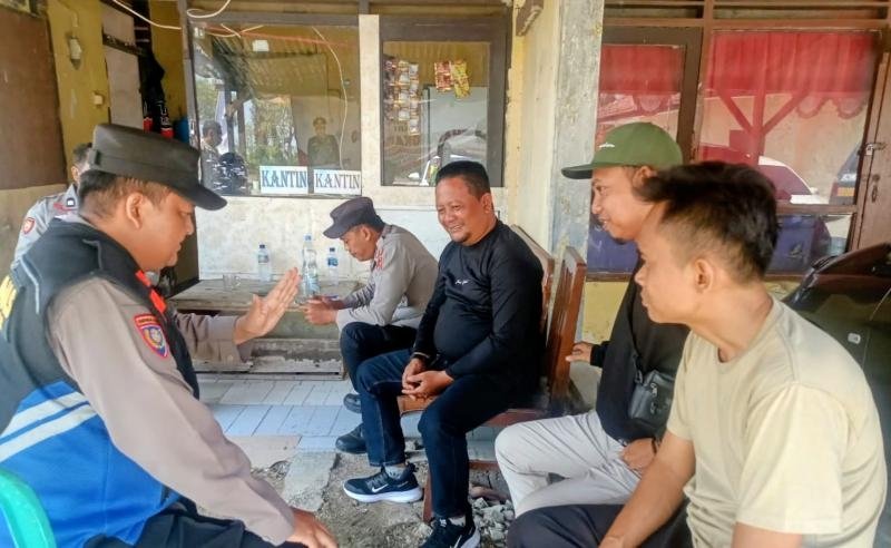 Kanit Binmas Polsek Batujaya melaksanakan Sambang dan Silaturahmi kepada Masyarakat