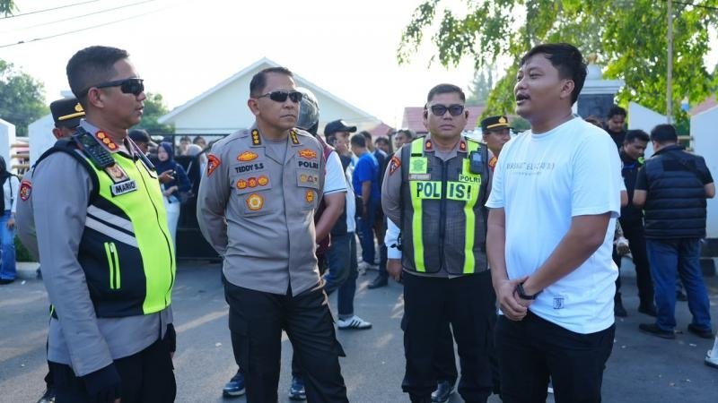 Pastikan Wilayah Penyangga Ibu Kota Kondusif, Kapolresta Karawang Bersama Karo Ops Polda Jabar Pimpin Pengamanan Suporter Bola