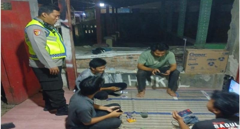Upaya Anggota Personel Polsek Lemahabang Imbau Remaja Hindari Peredaran Dan Penyalahgunaan Obat Terlarang