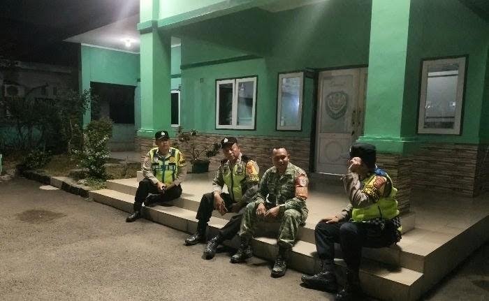 Upaya Perkuat Sinergitas Serta Komunikasi Antara TNI dan Polri, Personil Polsek Klari Silaturahmi Kamtibmas
