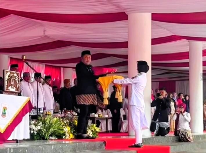 Menutup Hari Kemerdekaan dengan Khidmat, Wabup Maslani Pimpin Penurunan Bendera di Karangpawitan