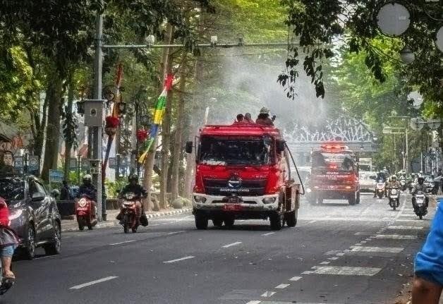Siswa Bermasker, Jalan Disemprot: Bandung Bergerak Hadapi Abu Vulkanik Anak Krakatau 