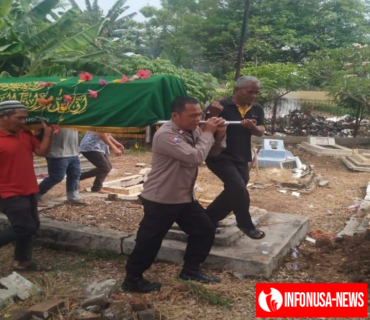 Aksi Bhabinkamtibmas Polsek Klari Gotong Keranda Jenazah Sampai Ke Pemakaman