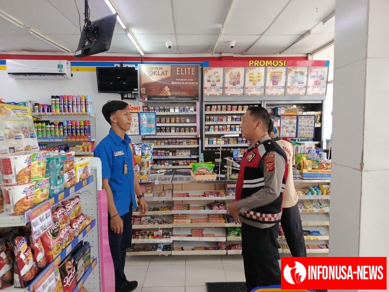 Personil Polsek Tempuran, Rutin Cek CCTV minimarke, Guna antisifasi gukamtibmas di wilayah hukumnya.