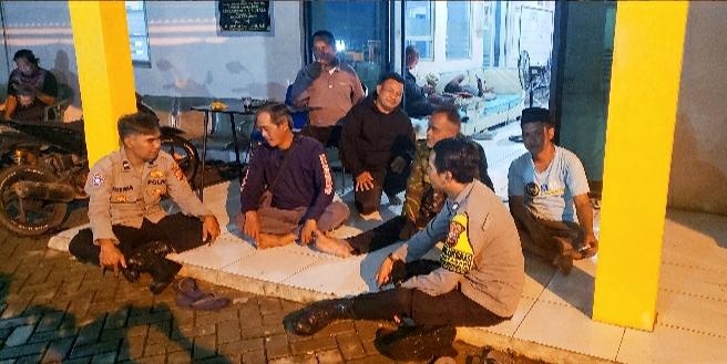 Bhabinkamtibmas Polsek Rengasdengklok Ngawangkong Bersama Petugas Jaga Poskamling