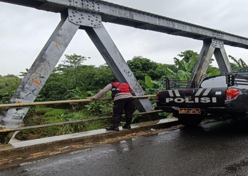 Bhabinkamtibmas Polsek Banyusari melaksanakan Pengecekkan Debit Air di Sungai Desa Gembongan