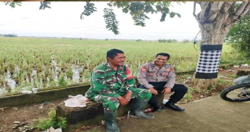 Jalin Sinergitas TNI - Polri, Bhabinkamtibmas Dan Babinsa TNI Laksanakan Patroli Bersama