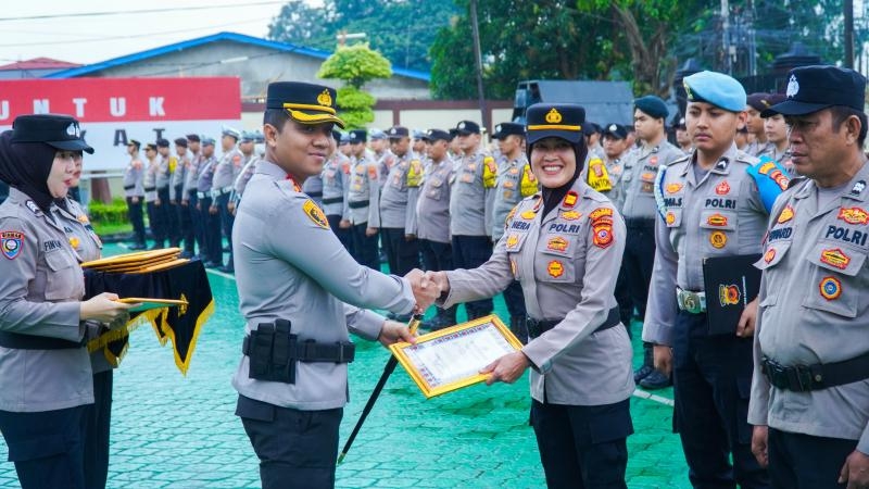 Apresiasi untuk Personel Berdedikasi, Kapolres Karawang Beri Penghargaan kepada 13 Anggota Berprestasi