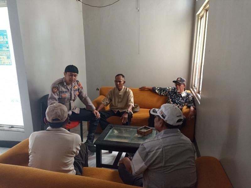 Bhabinkamtibmas Polsek Batujaya Himbau Masyarakat Desa Karyamakmur terkait Kamtibmas