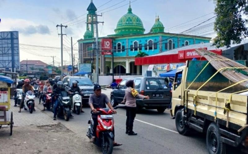 Kapolsek Lemahabang Pimpin Gatur Lalin Momen Ngabuburit