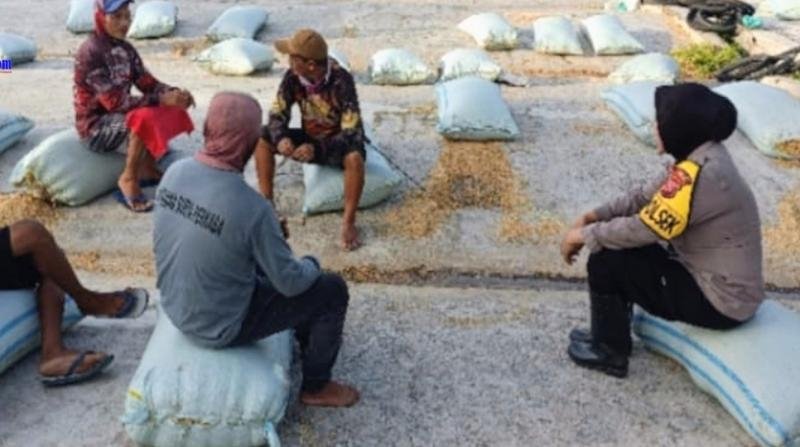 Kapolsek Lemahabang Gelar Jumat Curhat Bersama Petani Desa Lemahmukti