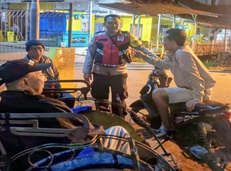 Dalam Upaya Bhabinkamtibmas Ikut Serta Dalam Giat Ronda Bersama Warga