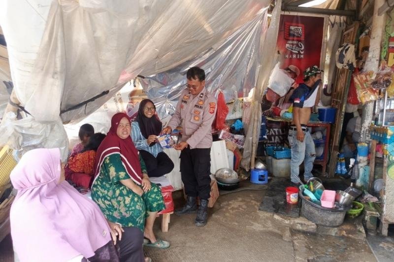 Personil Polsek Tempuran laksanakan Sosialisasi QR Barcode Yanduan Divpropam Polri kepada Masyarakat.