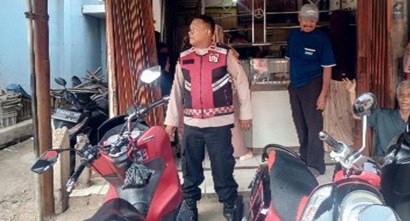Upaya Personel Polsek Lemahabang Sosialisasikan Pelarangan Knalpot Tidak Sesuai Spesifikasi Teknis