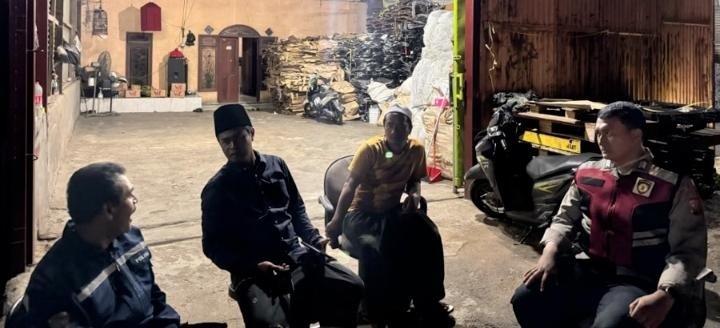 Patroli PREKAT Polsek Telukjambe Barat Gencarkan Siskamling Untuk Cegah Kejahatan Malam