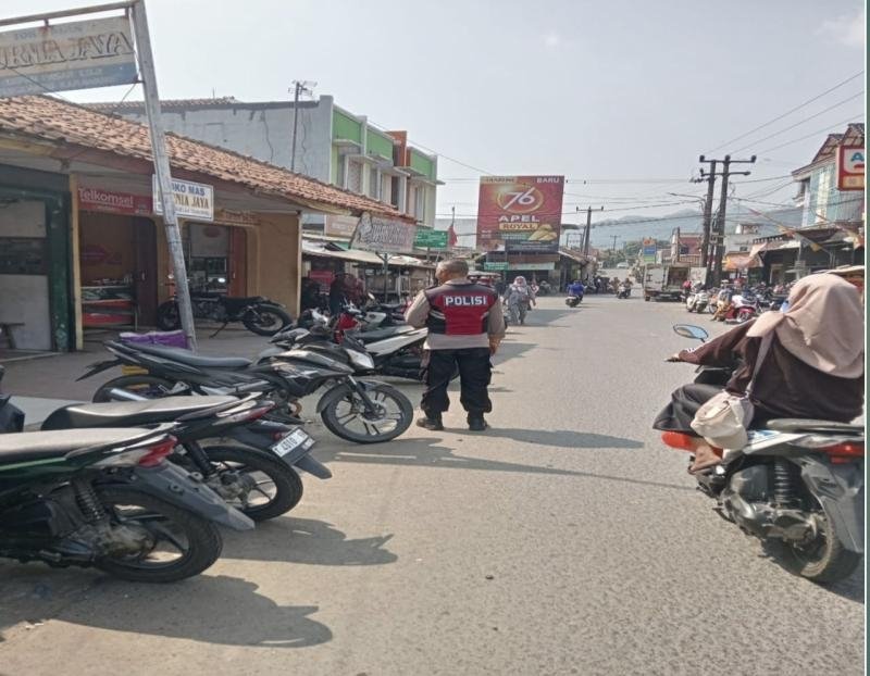 Personil Polsek Tegalwaru Patroli Siang di Loji Monitoring Pertokoan dan Areal Parkir Roda Dua Cegah C3