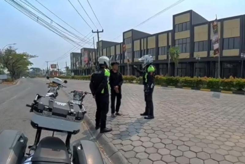 Upaya Satlantas Polres Karawang Tingkatkan Kepatuhan Disiplin Berkendara melalui Patroli Simpatik