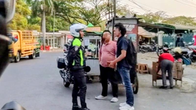 Satlantas Polresta Karawang Tegur Pengendara Motor, Ingatkan Soal Kesadaran dan Kepatuhan Berlalu Lintas