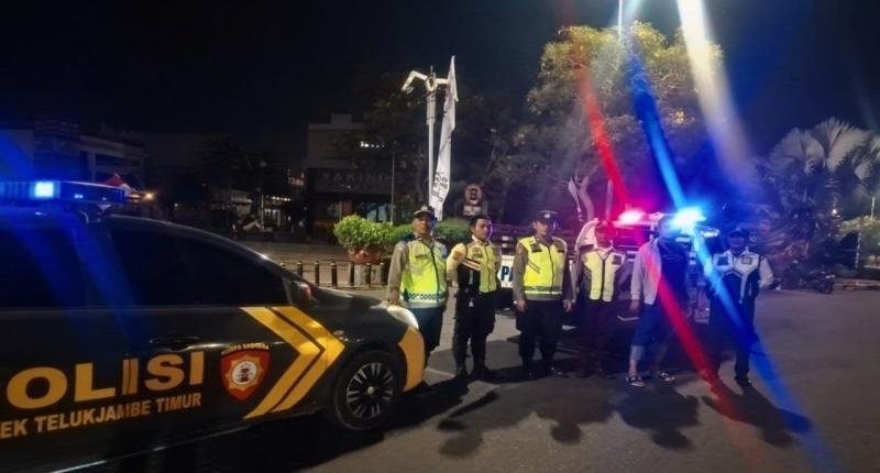 Upaya Polsek Telukjambe Laksanakan Patroli Prekat, Tinjau Situasi Kamtibmas di Bundaran KCP