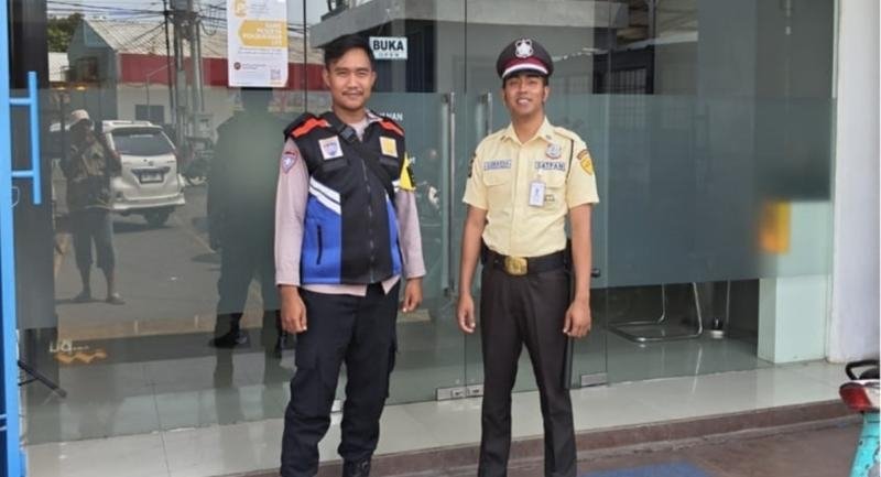 Anggota Personel Polsek Lemahabang Sosialisasikan Layanan Call Center 110 Di Obyek Vital