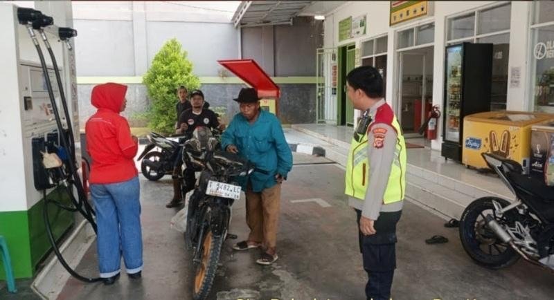 Upaya Anggota Polisi Polsek Lemahabang Sosialisasikan Pelarangan Knalpot Tidak Sesuai Spesifikasi Teknis Di Obyek Vital