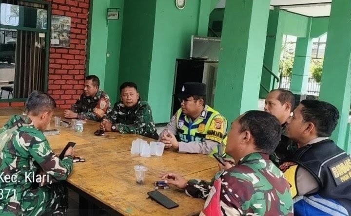 Sinergitas TNI-Polri, Personel Polsek Klari Bersama Anggota Koramil Matangkan Kesiapan Kamtibmas Jelang Pilkades Serentak