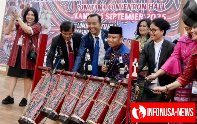 Wali Kota Depok Supian Suri Buka HKBP Expo Kota Depok dengan Menabuh Alat Musik Gondang Sabangunan, Salah Satu Ensambel Musik Tradisional Batak Toba dari Sumatera Utara