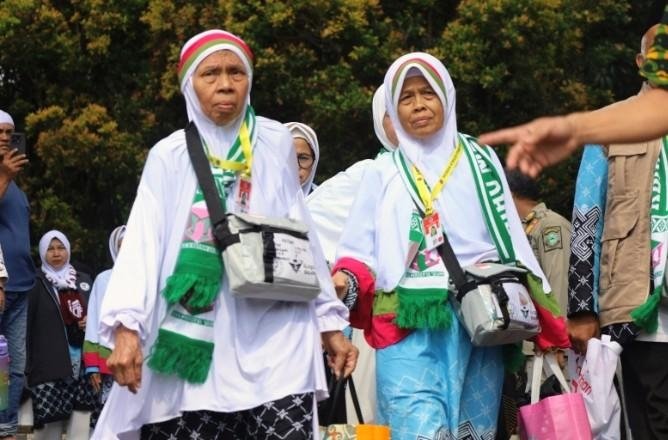Tangis Perpisahan Iringi 445 Jemaah Haji Kuningan, Harapan Mengalir Menuju Tanah Suci