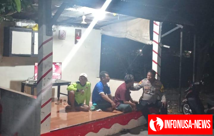 Bhabinkamtibmas Desa Cibalongsari Jumpai Warga Perumahan Terangsari Saat Ronda Malam di Pos Kamling