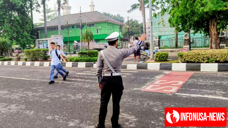 Jaga Kamseltibcarlantas, Satlantas Polres Karawang Lakukan Pengaturan Lalu Lintas