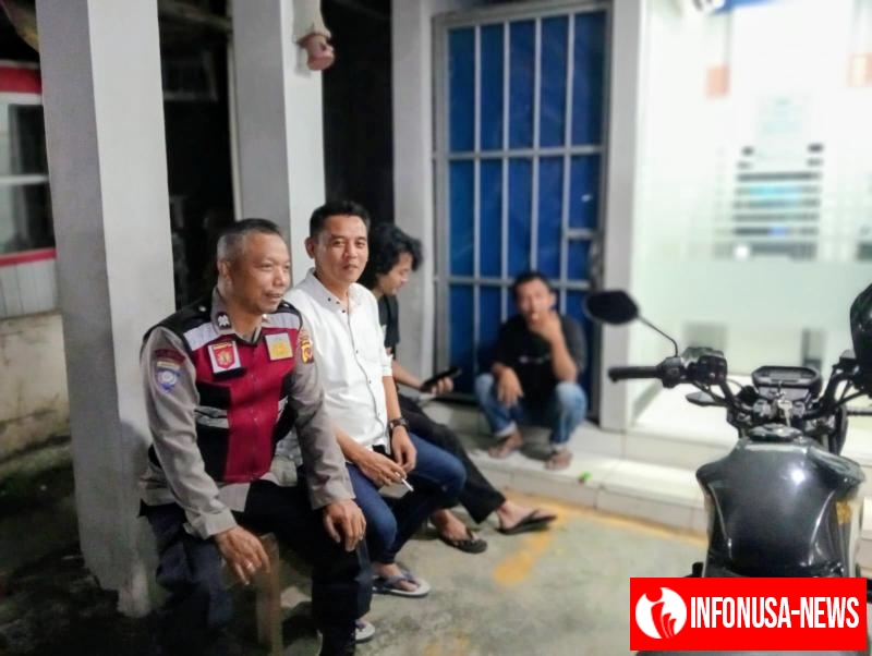 Personil Polsek Tegalwaru Ingatkan Petugas Parkir di Depan ATM BRI Loji agar Waspada Kejahatan