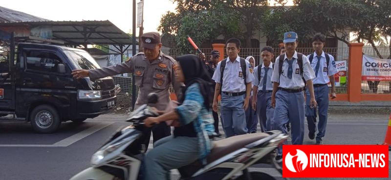 Berikan Kelancaran Arus Lalu lintas serta Membantu Siswa penyebrang jalan, Personil Polsek Rengasdengklok Laksanakan Gatur Lalin