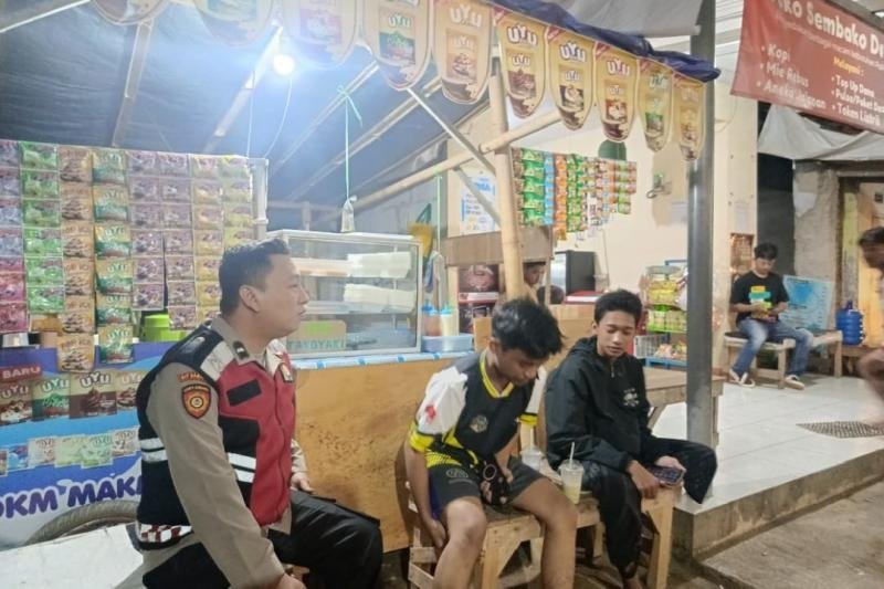 Khususnya di wilkum polsek tempuran, Himbau anak muda yang sedang nongkrong agar mentaati peraturan jam malam.

