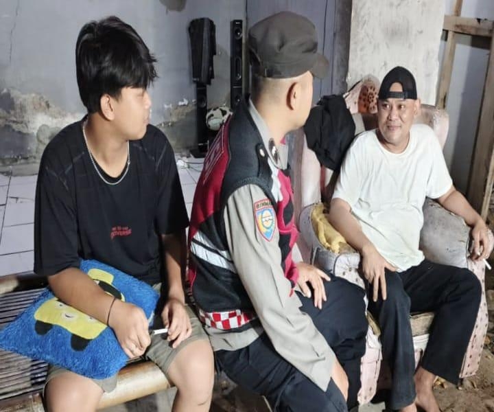 Bhabinkamtibmas Polsek Tegalwaru Ajak Waspada Saat Sambang Warga di Poskamling Desa Cintalaksana