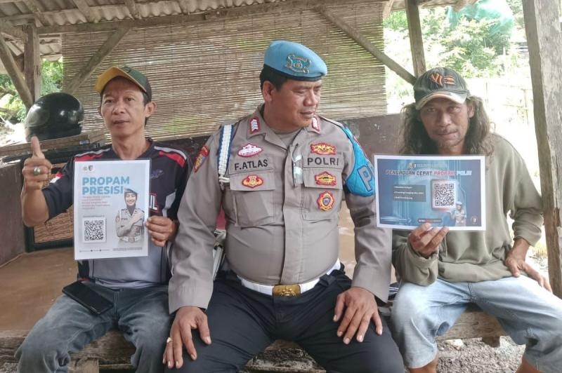 Terus Berupaya Bripka Faridil Atlas Polsek Banyusari Melaksanakan Sosialisasi QR Barcode ke Masyarakat Pengaduan Divisi Propam Polri Bidpropam Polda Jabar