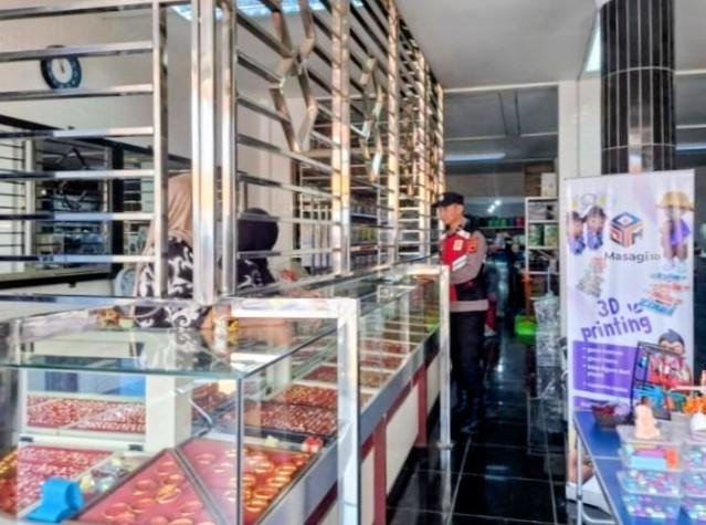 Pesan Waspada Jadi Atensi Patroli Siang Personil Polsek Tegalwaru di Toko Mas Loji