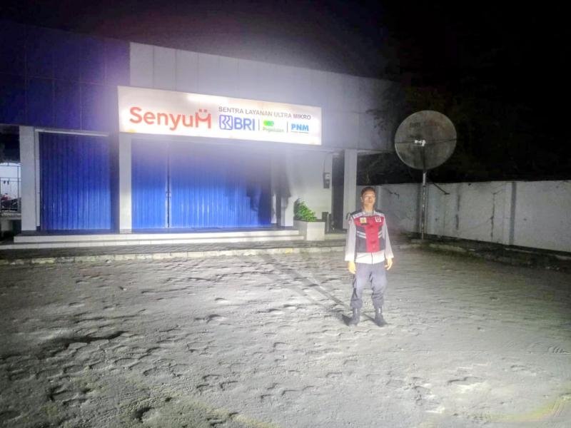 Anggota Polsek Batujaya Ciptakan Keamanan di Bank BRI Unit Batujaya pada malam hari