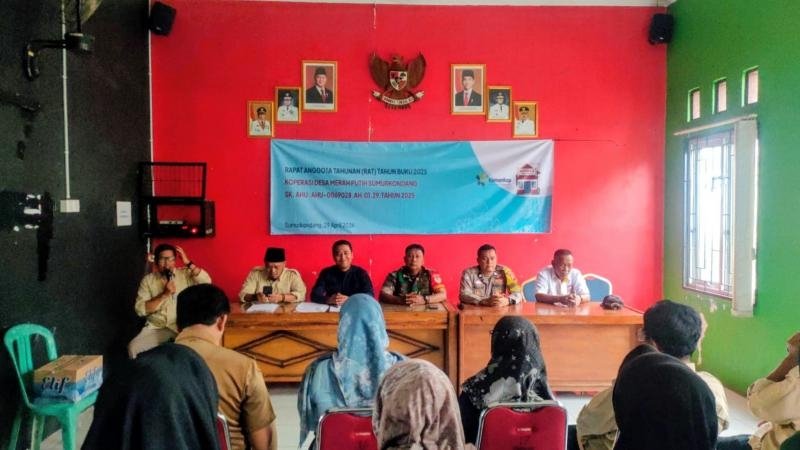 Bhabinkamtibmas Desa Sumurkondang Polsek Klari Hadiri Rapat Anggota Tahunan Koperasi Desa Merah Putih
?