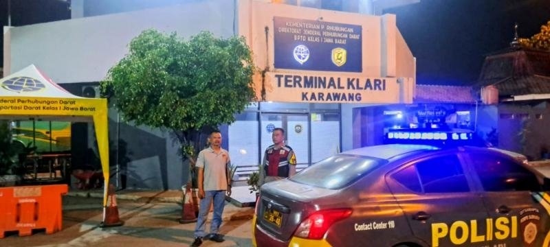 Pastikan Terminal Bus Aman, Personil Polsek Klari Lakukan Patroli Malam