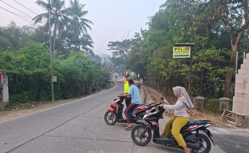 Laksanakan Pelayanan Sapa Warga, Anggota Polisi Gelar Gatur Pagi di Depan SMPN 1 Pangkalan