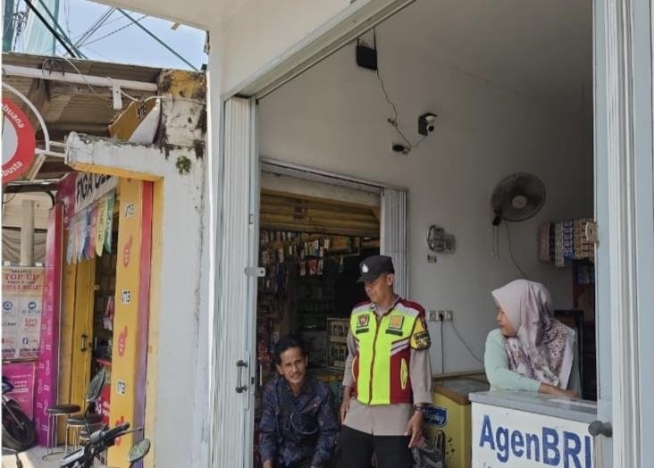 Pastikan BRILink di Loji Aman, Tiga Personil Polsek Tegalwaru Gelar Patroli Siang